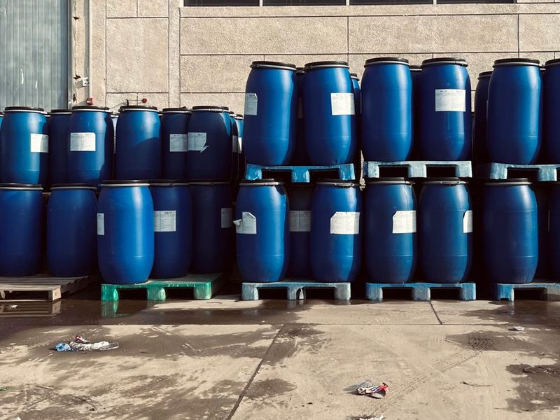 Barriles azules listos para embarcar